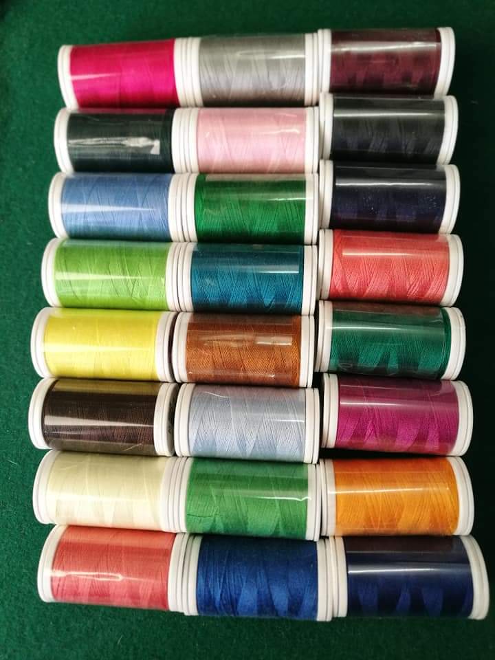 Assortimento di rocchetti(23 di vari colori) di filo poliestere 120g.,