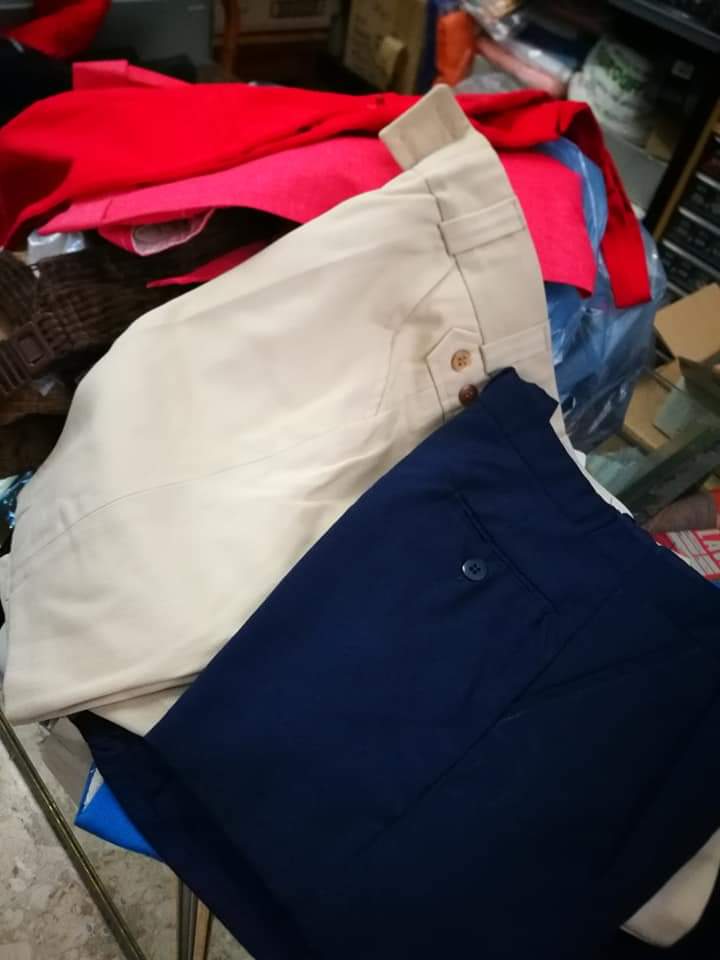 Stock di pantaloni vintage bambino, lunghi, corti e all'inglese. Colori e taglie assortiti. 7 kg.