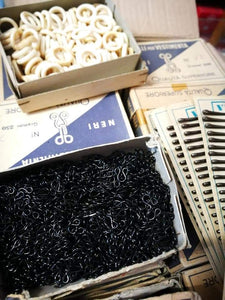 Merceria vintage per collezionisti, una scatola di gancetti, una di anellini e una confezione di ferrettini, 200g.