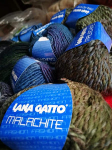 Mix and match di filati e colori in foto, Lana Gatto  California e Malachite. 1,05kg.