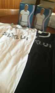 SiXLui, due T-shirt in puro cotone, taglia XL, una bianca e una nera. 400g.