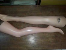 Carica l&#39;immagine nel visualizzatore di Gallery, Due gambe donna Manichino in plastica per esposizione. 1kg.
