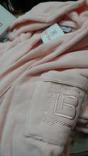 Carica l&#39;immagine nel visualizzatore di Gallery, Elegante accappatoio Laura Biagiotti, in morbida spugna rosa tenue, da donna, taglia XL.2kg.
