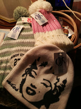 Carica l&#39;immagine nel visualizzatore di Gallery, Tre cappelli fashon di lana. 700g.
