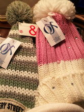 Carica l&#39;immagine nel visualizzatore di Gallery, Tre cappelli fashon di lana. 700g.
