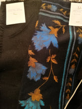 Carica l&#39;immagine nel visualizzatore di Gallery, Vintage. Due foulard In seta(70/70), due foulard lana e seta, due foulard in lana angora. 600g.
