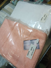 Carica l&#39;immagine nel visualizzatore di Gallery, Due set TESS di asciugamano più ospite, bianco e salmone, in spugna in puro cotone. 500g.
