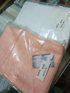 Due set TESS di asciugamano più ospite, bianco e salmone, in spugna in puro cotone. 500g.