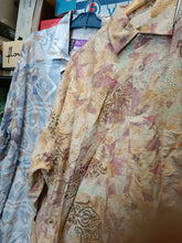 Carica l&#39;immagine nel visualizzatore di Gallery, Due camicie vintage a fantasia, taglia M . 600g.
