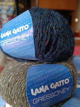 Carica l&#39;immagine nel visualizzatore di Gallery, Mix di gomitoli (9 blu e 3 grigio)Gressoney Gatto, misto lana, mohair, seta e poliestere per un magnifico filato. 600g.
