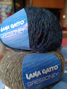 Mix di gomitoli (9 blu e 3 grigio)Gressoney Gatto, misto lana, mohair, seta e poliestere per un magnifico filato. 600g.