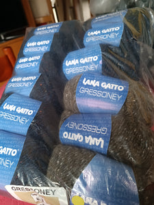 Mix di gomitoli (9 blu e 3 grigio)Gressoney Gatto, misto lana, mohair, seta e poliestere per un magnifico filato. 600g.