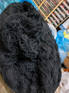 Una matassa nera (500g) di lana di Tollegno + un'altra matassa un po' ingarbugliata in omaggio. 1kg.
