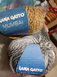 Filato moda Mumbai Gatto misto lana53%), ferri 7, in mix di due fantasie. 700g.