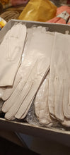 Carica l&#39;immagine nel visualizzatore di Gallery, Stock di 20 guanti vintage di pelle, colori panna e marrone taglie assortite. 700g
