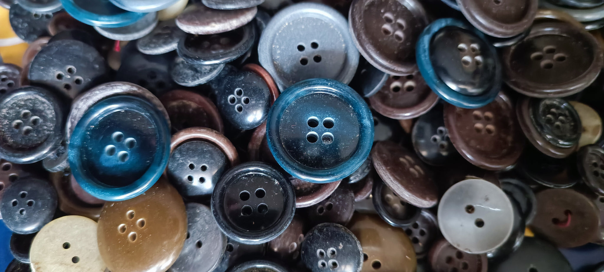 Stock di bottoni vintage, forme e tipologie assortite. 1,3kg