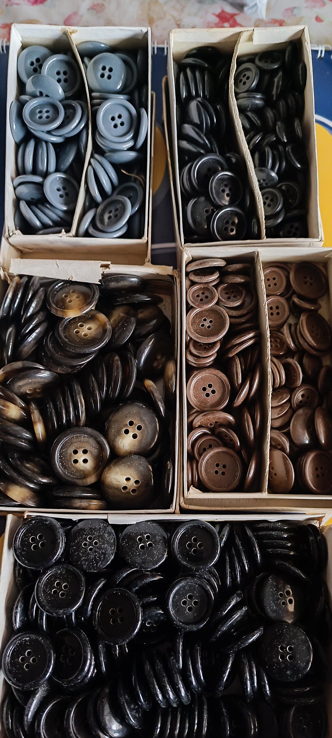 Stock di bottoni vintage in cinque scatolette assortite. 500g.