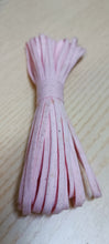 Carica l&#39;immagine nel visualizzatore di Gallery, Stringhe rosa vintage in matassine di 10 metri. Confezione da 12 matassine. 200g.
