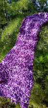 Carica l&#39;immagine nel visualizzatore di Gallery, Scialle in elegante filato  in sfumato di lilla e viola di ciniglia. 600g.

