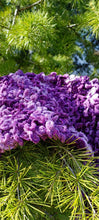 Carica l&#39;immagine nel visualizzatore di Gallery, Scialle in elegante filato  in sfumato di lilla e viola di ciniglia. 600g.
