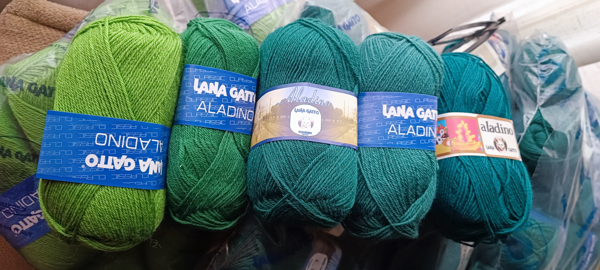 Cinque tonalità di verde Aladino Gatto, misto lana(50%), due gomitoli –  Pianeta Filati