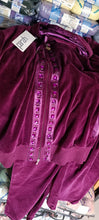 Carica l&#39;immagine nel visualizzatore di Gallery, Elegante tuta con cappuccio in velluto di ciniglia della Parah. Taglia XL. Colore ametista. 1,5 kg.
