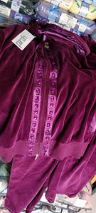 Elegante tuta con cappuccio in velluto di ciniglia della Parah. Taglia XL. Colore ametista. 1,5 kg.