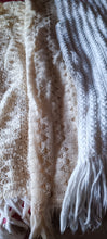 Carica l&#39;immagine nel visualizzatore di Gallery, Tre stole vintage in lana. Una con lurex. 1kg.

