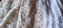 Carica l&#39;immagine nel visualizzatore di Gallery, Tre stole vintage in lana. Una con lurex. 1kg.
