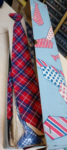 Per chi ama il vintage! Nove cravatte ragazzo in scatola originale! 700g.